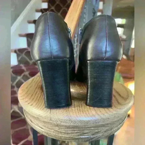 Details Leather Brown booties. NEW. 7.5. Excellent Condition. Zip sides 3” heel - Picture 3 of 14